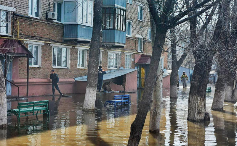 В Оренбурге объявили эвакуацию жителей дома после обрушения пристройки