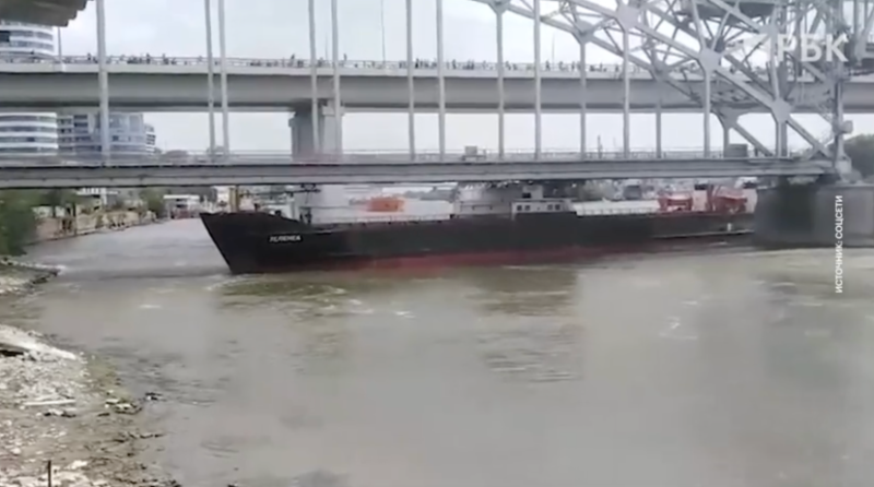 
                    Капитана врезавшегося в мост в Ростове сухогруза проверят на алкоголь

                