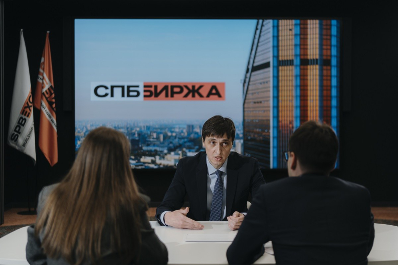 
                    Конструкция с дорожными знаками упала на машину в Подмосковье

                