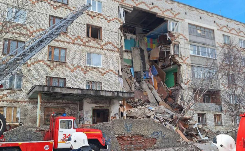 Момент обрушения жилого дома в Печоре. Видео