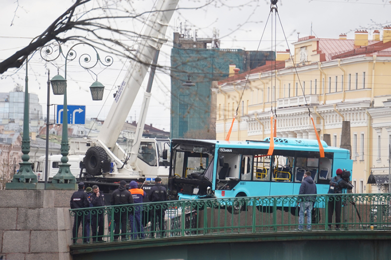 
                    Троих дагестанцев наградят за спасение пассажиров автобуса в Петербурге

                