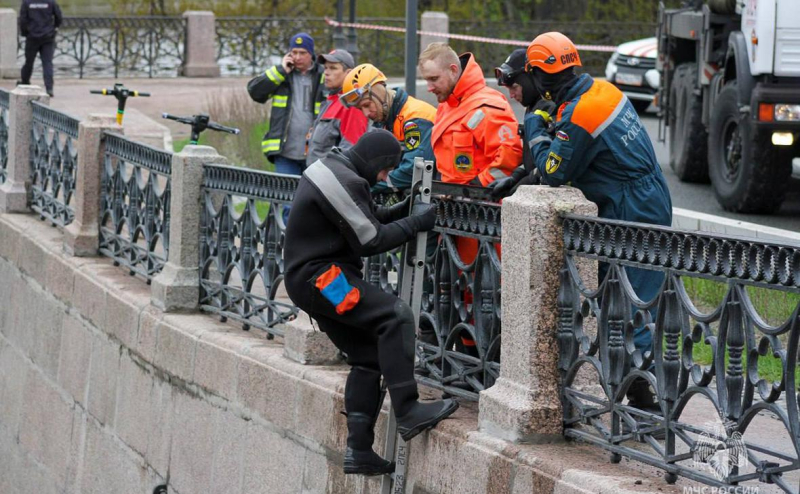 
                    Троих дагестанцев наградят за спасение пассажиров автобуса в Петербурге

                