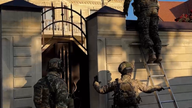 fsb-pokazala-izjatye-pri-obyskah-v-kchr-dengi-i-zolotoj-pistolet-video-4a5fec4