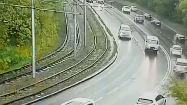 passazhiry-vypali-na-dorogu-pered-stolknoveniem-tramvaev-video-97da58a