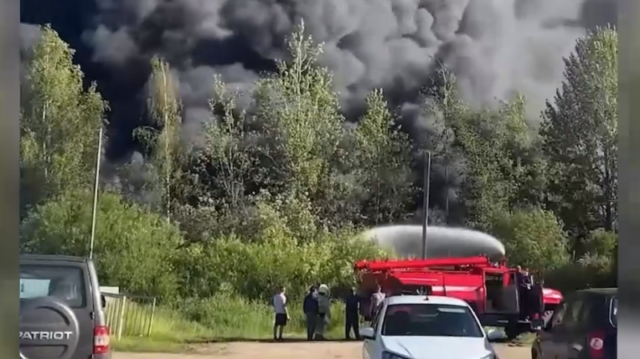 v-jaroslavskoj-oblasti-zagorelsja-sklad-ploshhadju-pochti-5-tys-kv-m-c25ec68