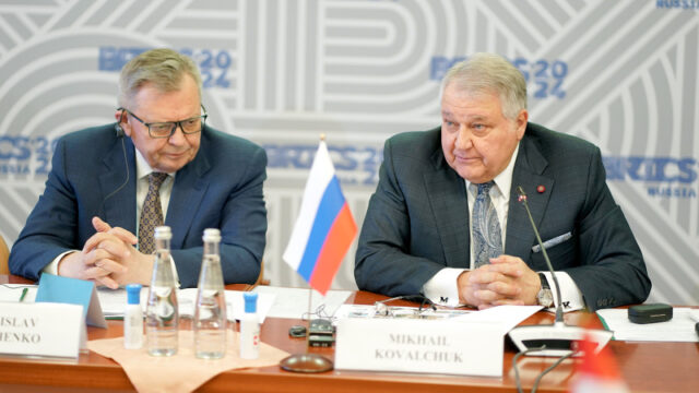 vstrechnyj-dvigatel-akademiki-stran-briks-obsudili-budushhee-mirovoj-nauki-56e8a63