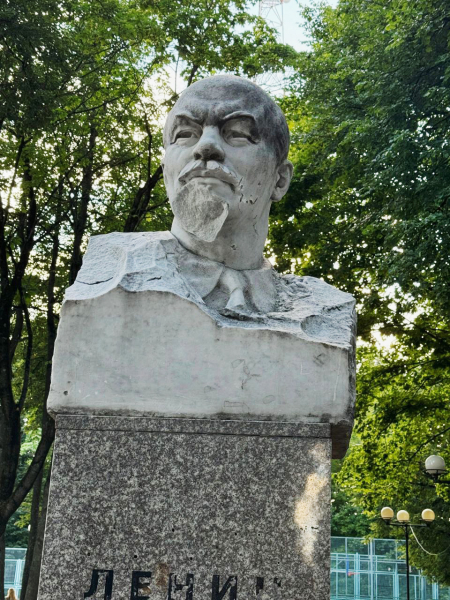 Дело о вандализме завели против мужчины, обезглавившего бюст Сталина