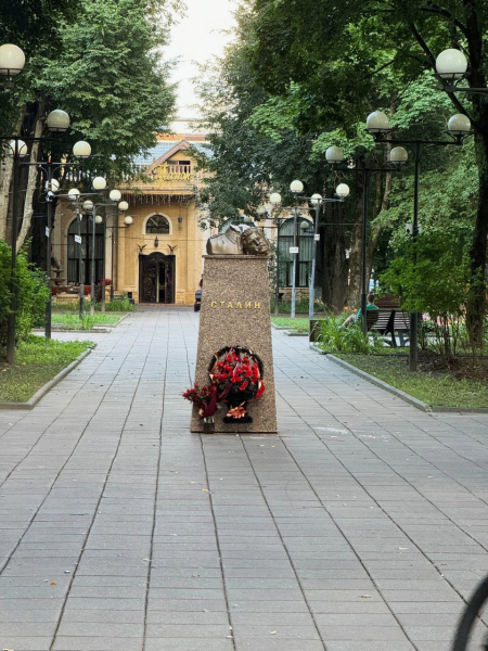 Дело о вандализме завели против мужчины, обезглавившего бюст Сталина