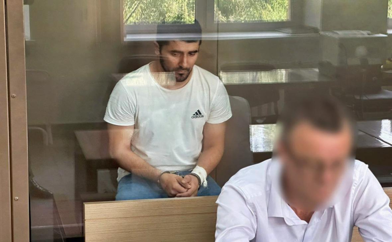 Эдварда Била задержали в Москве за езду на самокате в полицейской форме