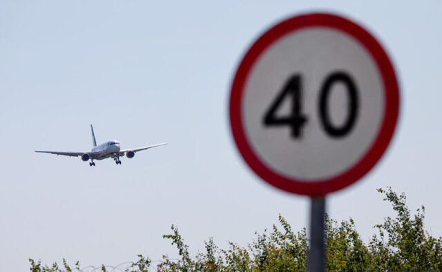 v-pulkovo-proizoshlo-zadymlenie-dvigatelja-u-superjet-jamala-2c3cd77