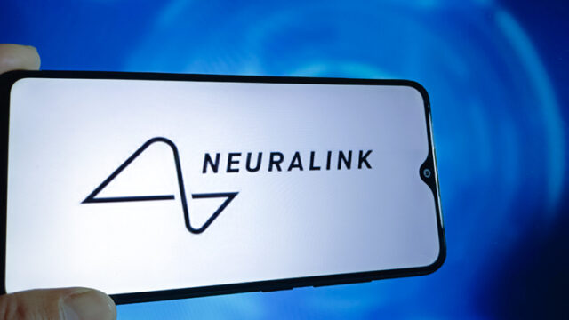 vtoroj-pacient-s-chipom-neuralink-nauchilsja-modelirovat-3d-obekty-siloj-mysli-969399b