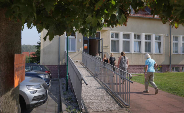 kandidat-ot-nemeckoj-adg-priehal-na-izbiratelnyj-uchastok-na-nive-1f0ab90