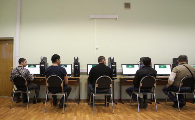 v-mvd-priznali-nelegitimnym-kontrol-za-ekzamenami-u-migrantov-ac03343