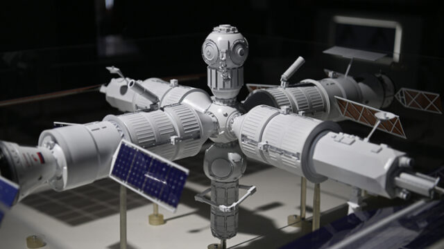 opredelen-spisok-kosmonavtov-dlja-podgotovki-k-pervomu-poletu-na-ros-83423b6