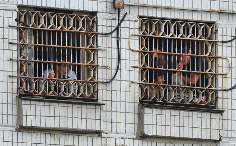 Трех мигрантов в Хабаровском крае лишили гражданства России