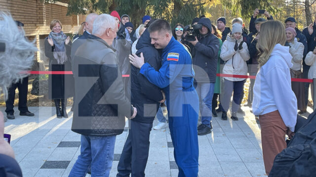v-zvezdnom-gorodke-torzhestvenno-vstretili-kosmonavta-aleksandra-grebenkina-220a650